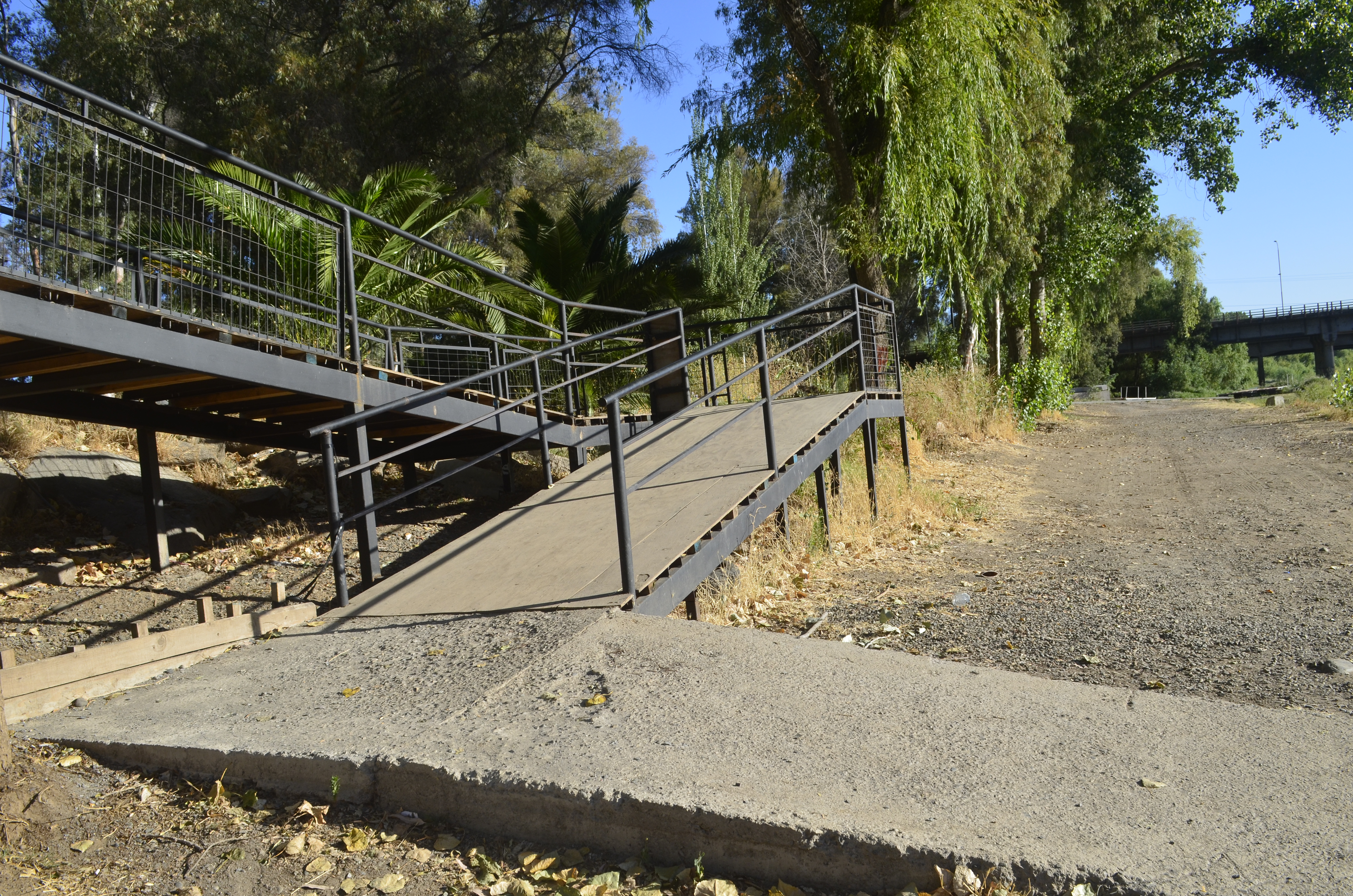 fotografía de la rampa para llegar al borde del río